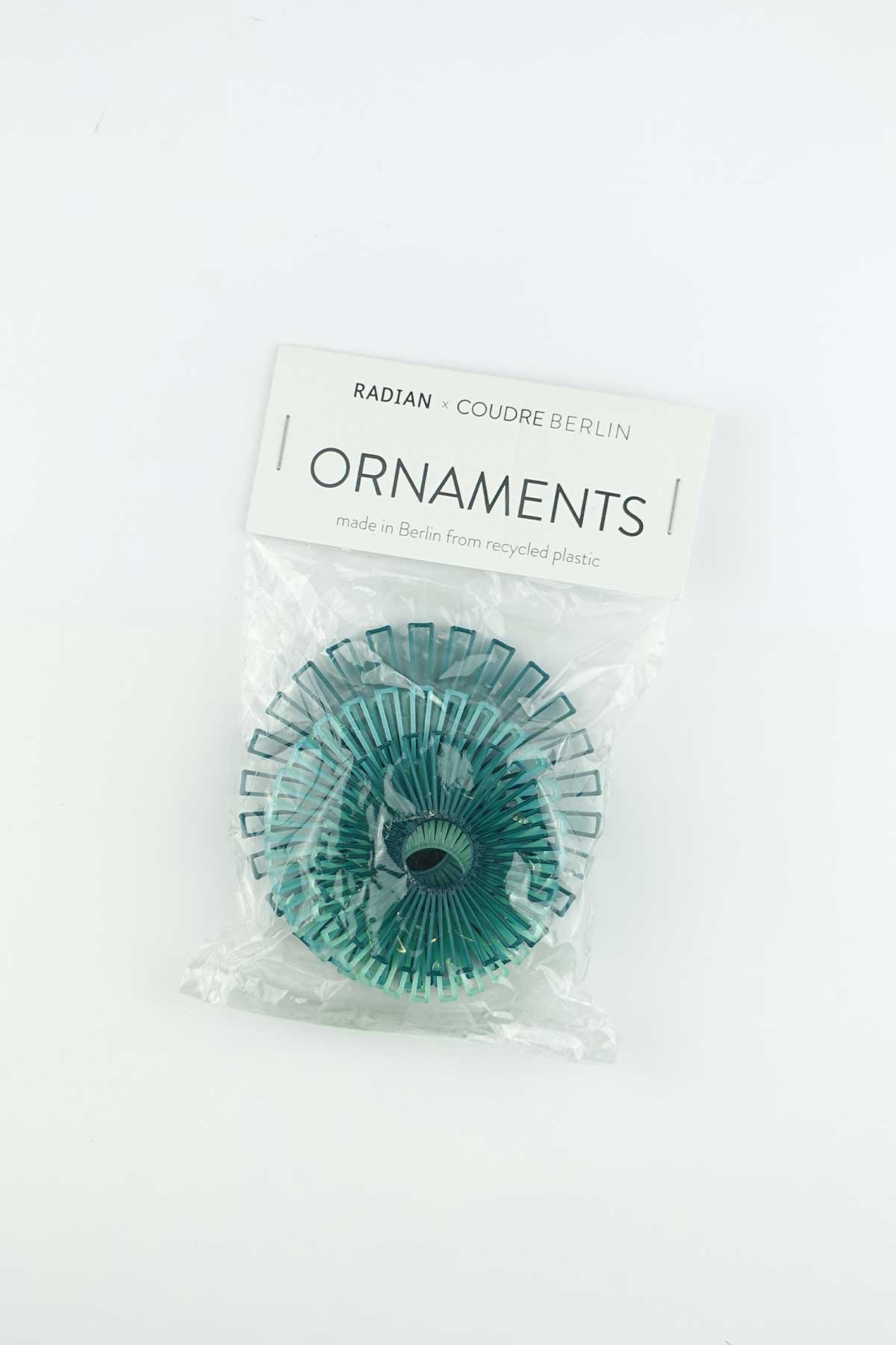 Ornaments - dekorative Aufhänger aus recyceltem Kunststoff - emerald green / turquoise / mint green