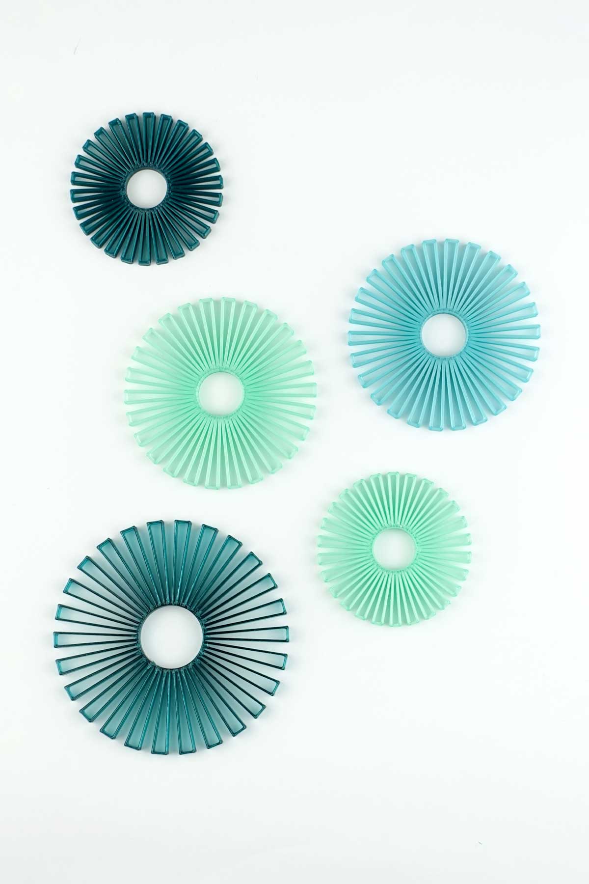 Ornaments - dekorative Aufhänger aus recyceltem Kunststoff - emerald green / turquoise / mint green