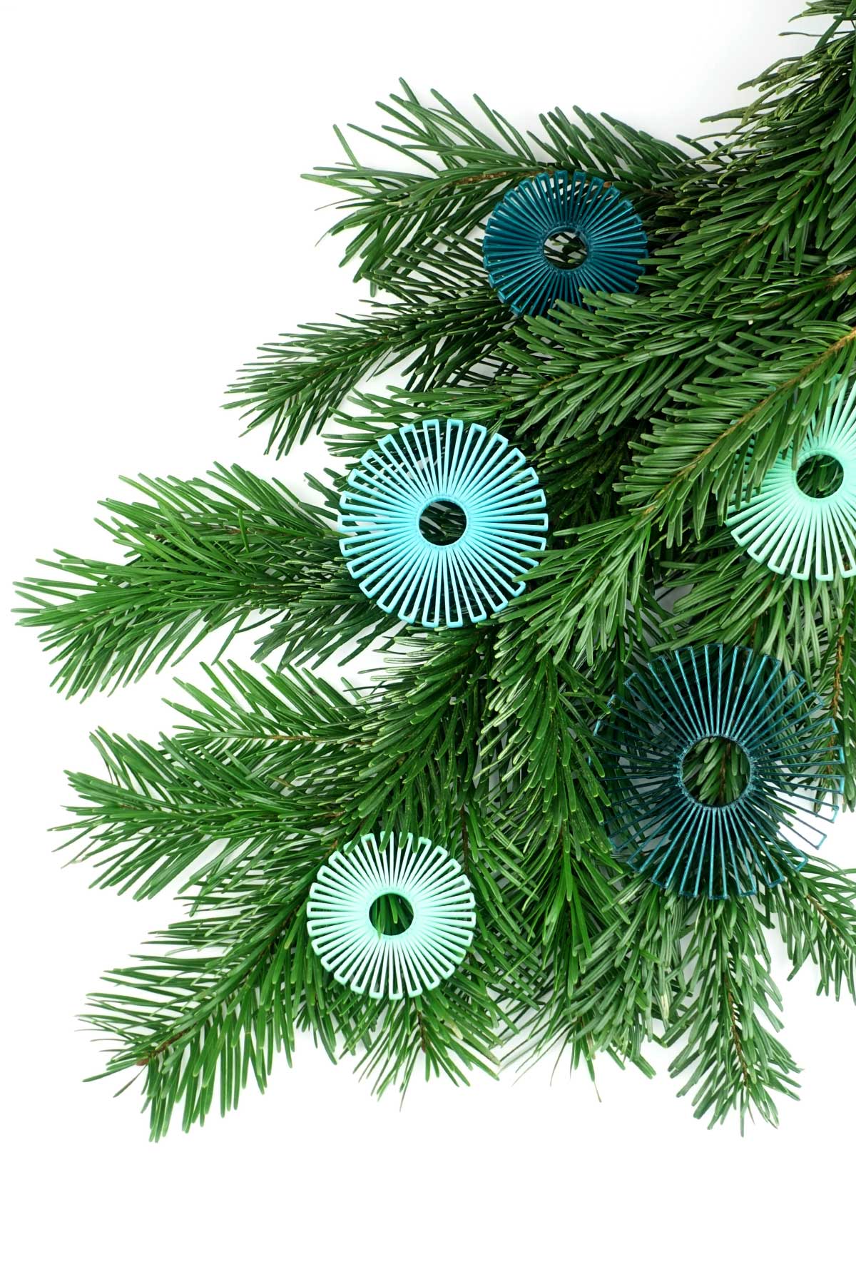 Ornaments - dekorative Aufhänger aus recyceltem Kunststoff - emerald green / turquoise / mint green