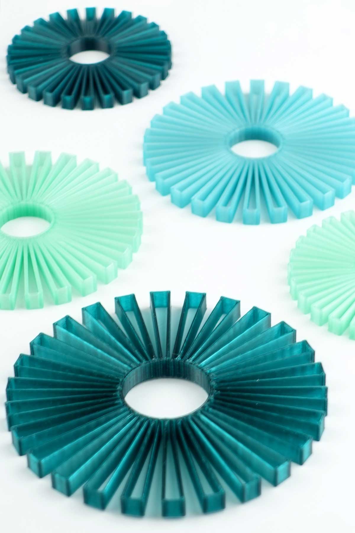 Ornaments - dekorative Aufhänger aus recyceltem Kunststoff - emerald green / turquoise / mint green