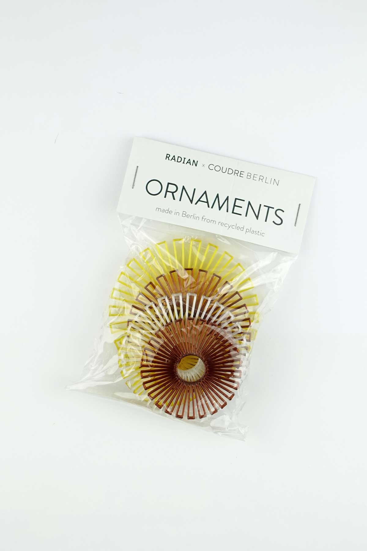 Ornaments - dekorative Aufhänger aus recyceltem Kunststoff - golden yellow /amber brown / snow white