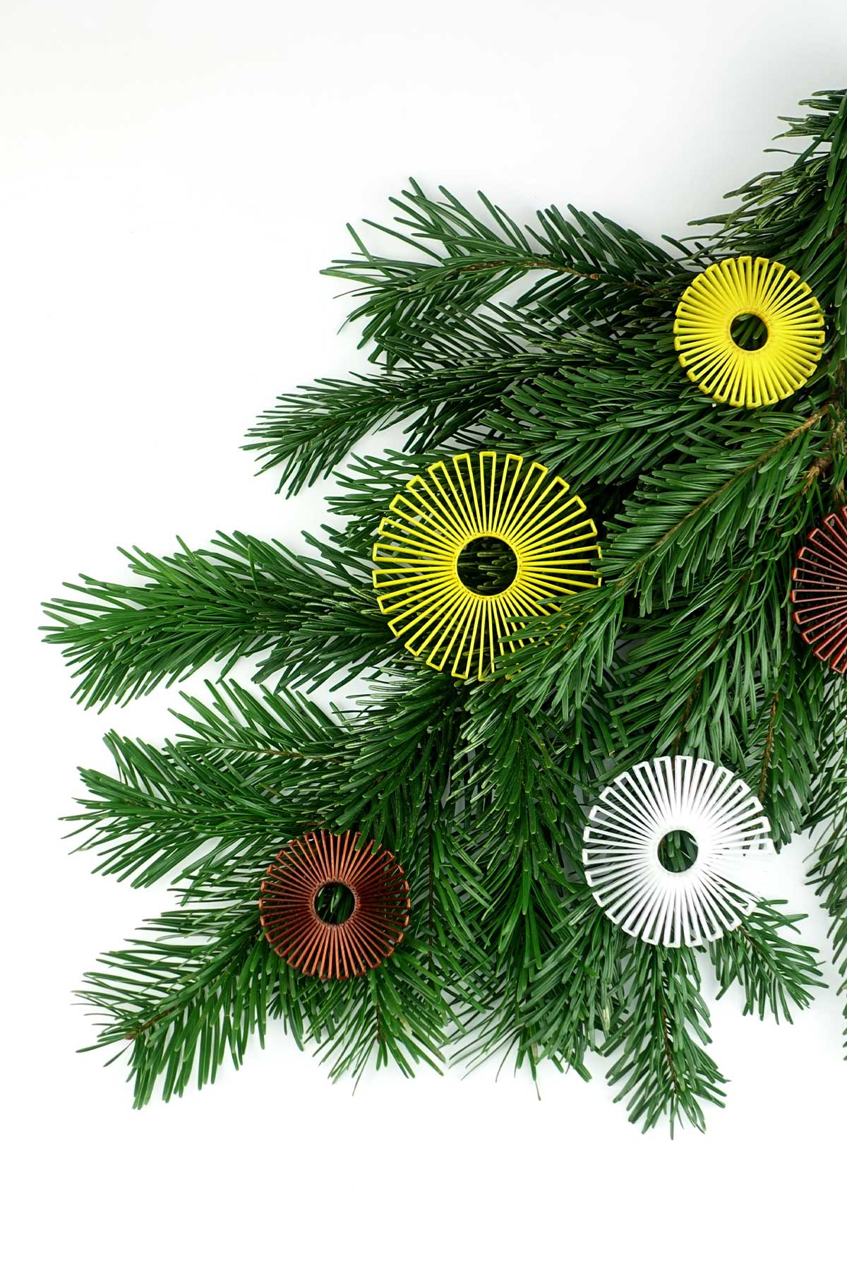 Ornaments - dekorative Aufhänger aus recyceltem Kunststoff - golden yellow /amber brown / snow white