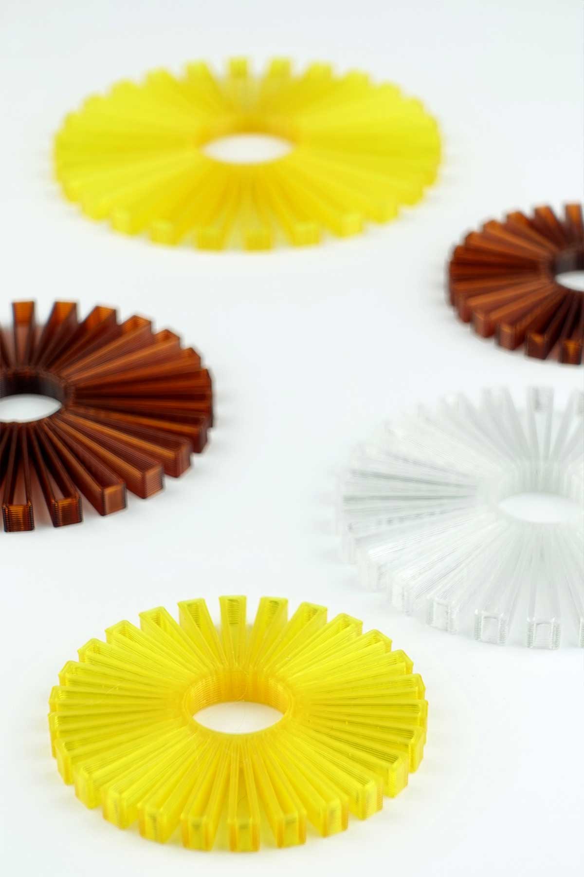 Ornaments - dekorative Aufhänger aus recyceltem Kunststoff - golden yellow /amber brown / snow white