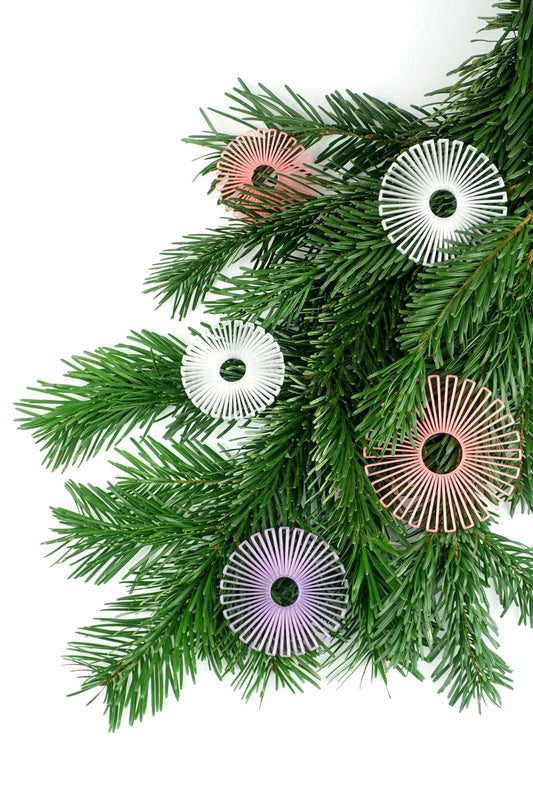 Ornaments - dekorative Aufhänger aus recyceltem Kunststoff - grapefruit pink, lavender violet, snow white