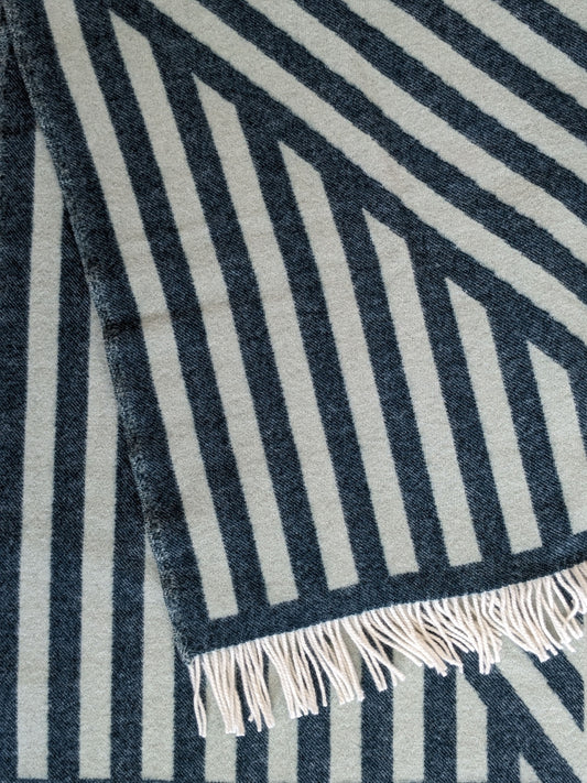 Wolldecke / Kuscheldecke FRANK petrol / sage