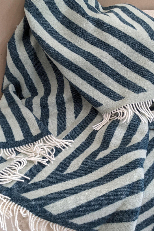 Wolldecke / Kuscheldecke FRANK petrol / sage