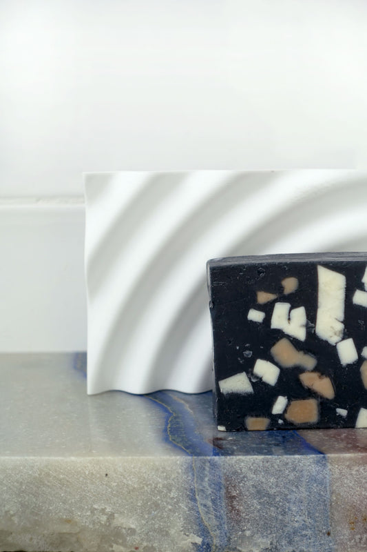 Seifenschale aus recyceltem PET / recycled PET soap dish pearl white ripple - Coudre Berlin