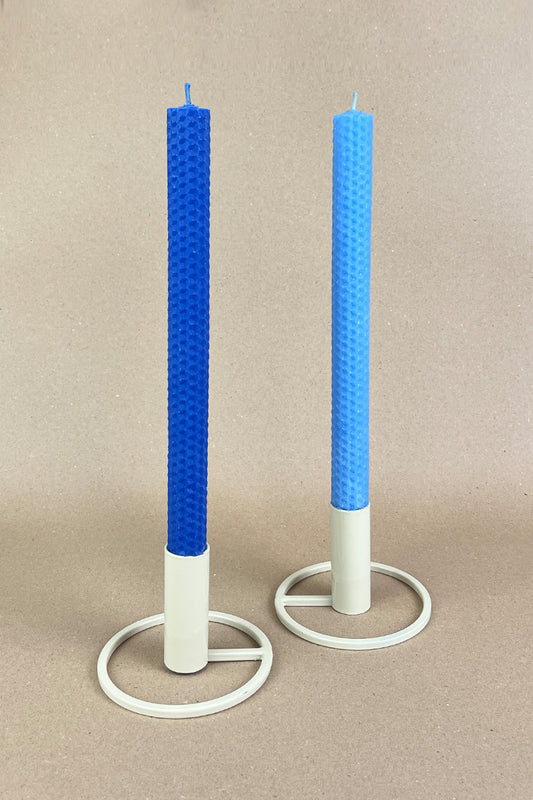handgefertige farbige Bienenwachs Stabkerzen / sky blue & ocean
