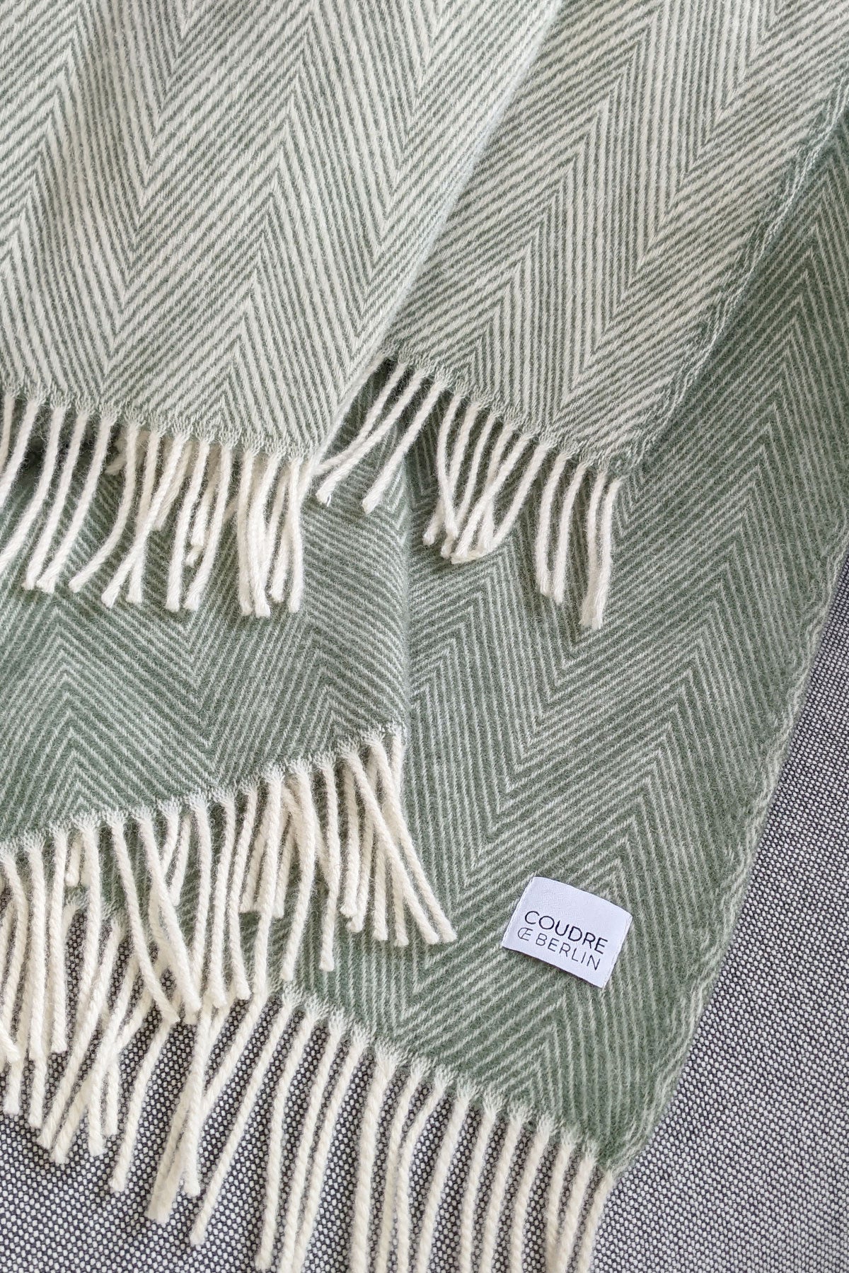 Wolldecke / Kuscheldecke fine herringbone aloe - Coudre Berlin