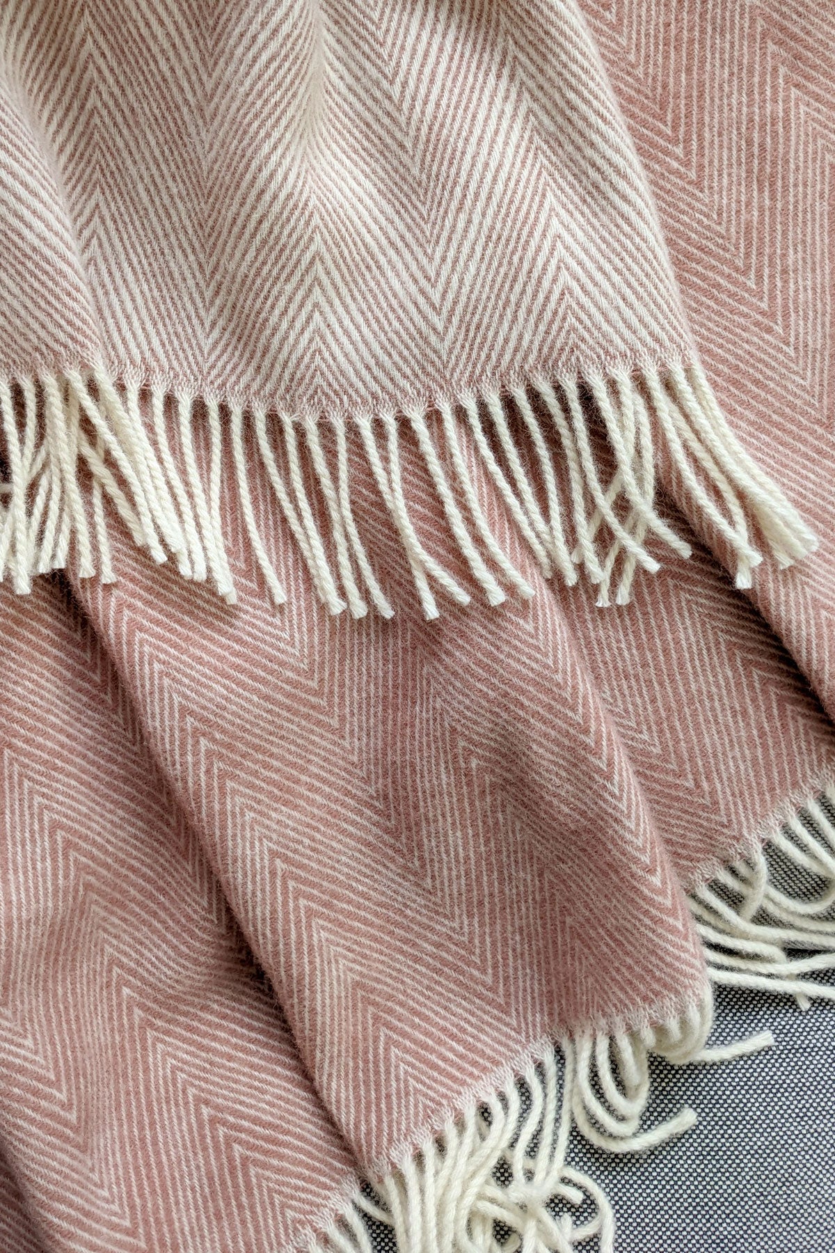 Wolldecke / Kuscheldecke fine herringbone rosestone - Coudre Berlin