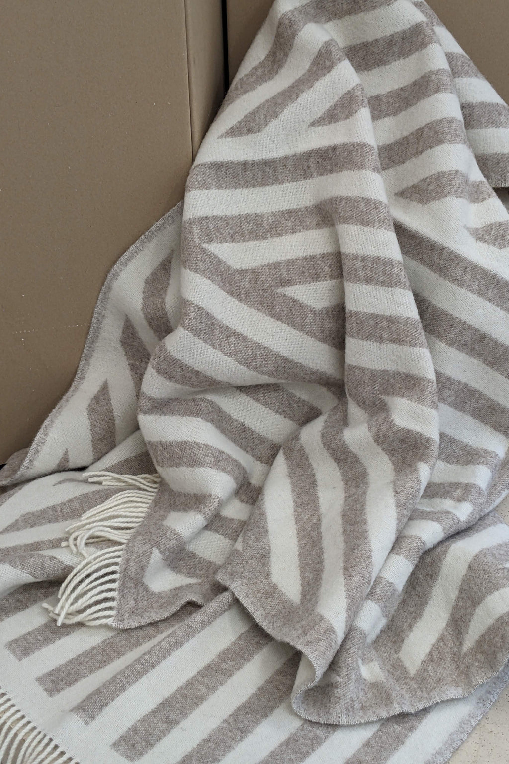 Wool blanket / cuddly blanket FRANK limestone / off white 