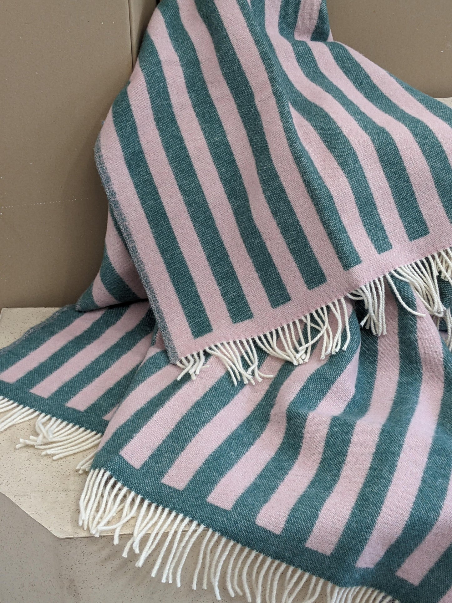 Wolldecke / Kuscheldecke STRIPES greenstone / rose