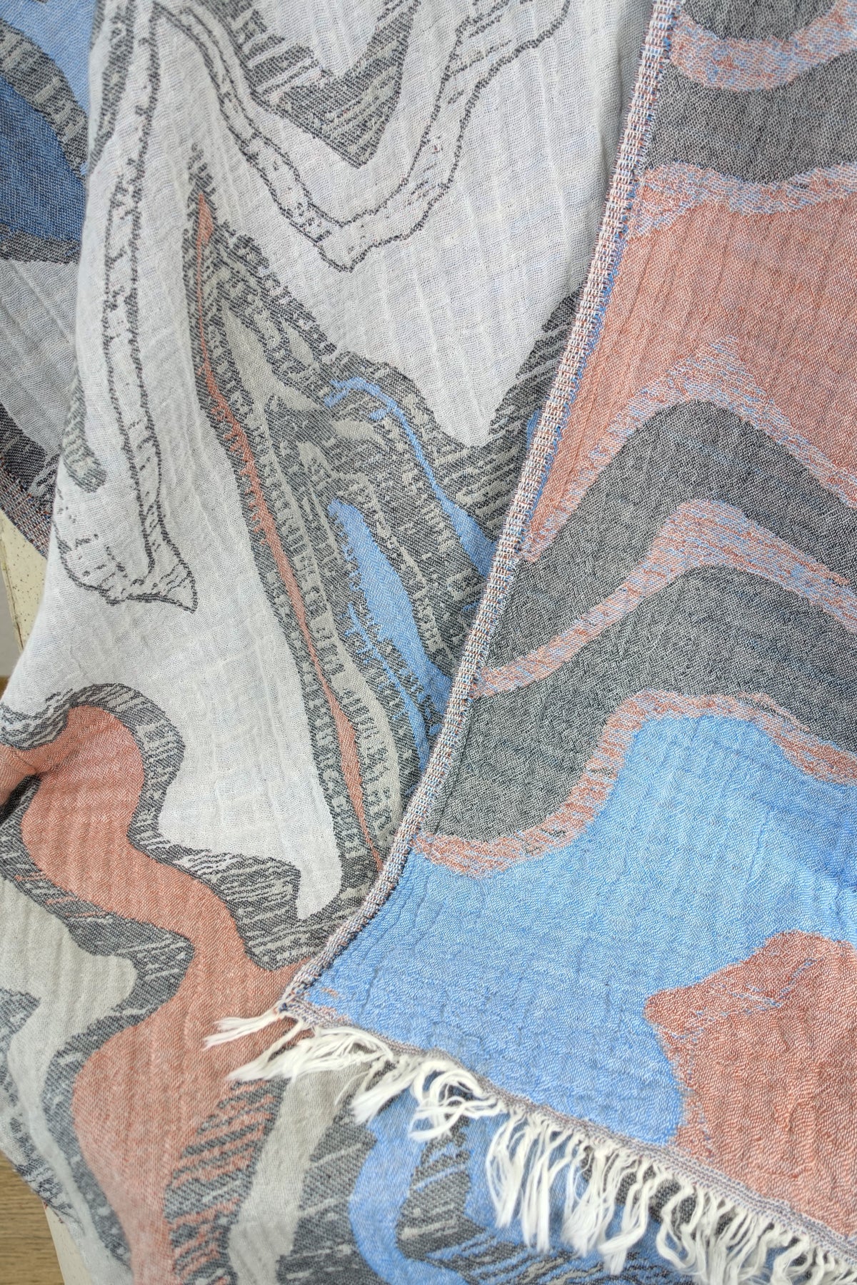 luxuriöses Badetuch reflections terracotta blue