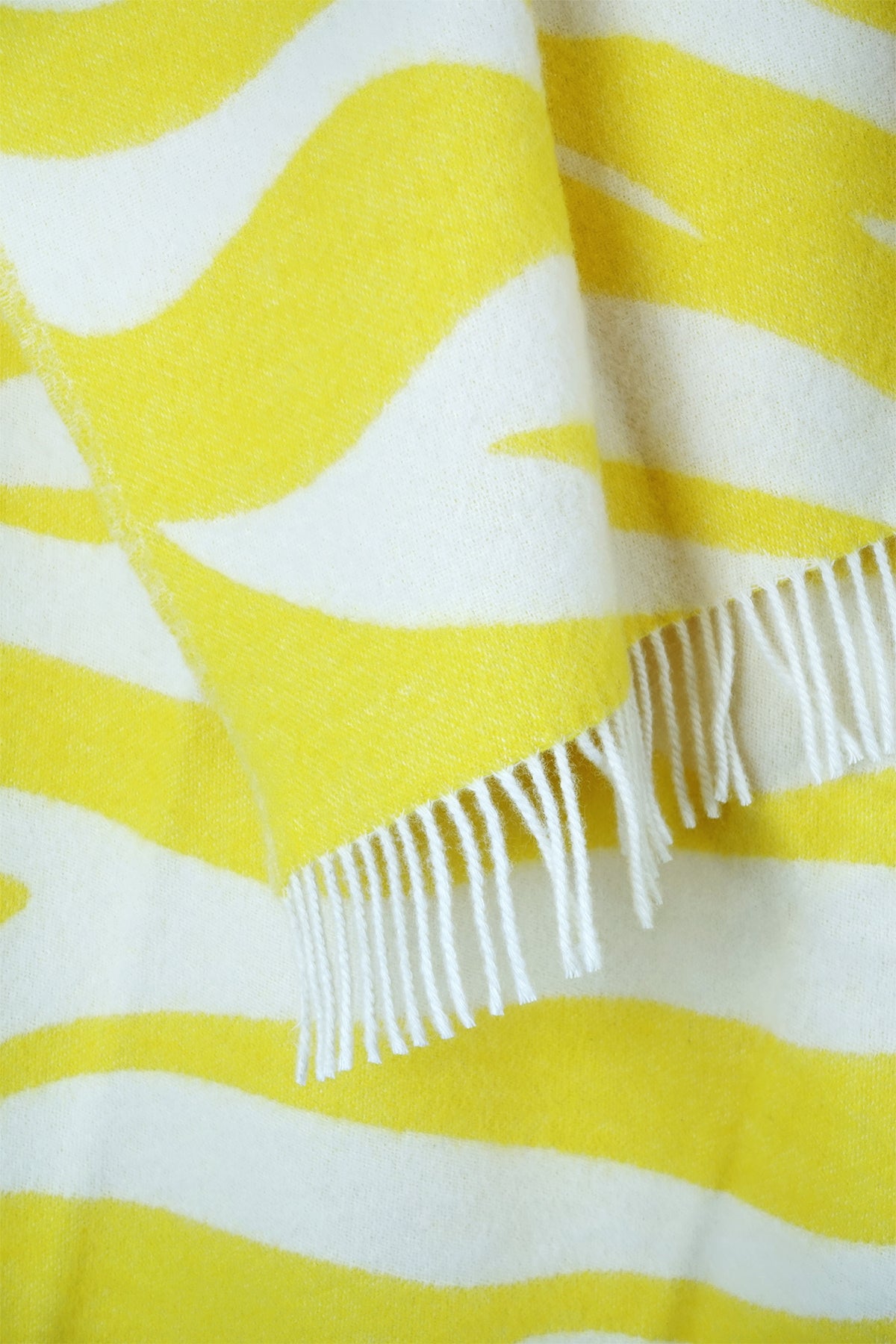 Wolldecke / Kuscheldecke WILD lemon / off white