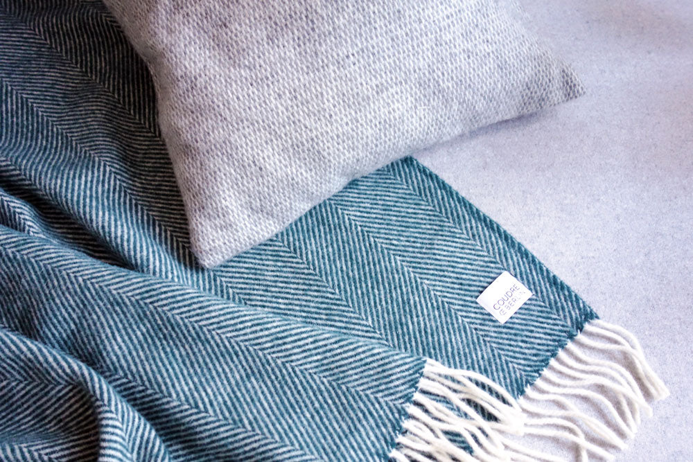Wolldecke / Kuscheldecke herringbone petrol - Coudre Berlin