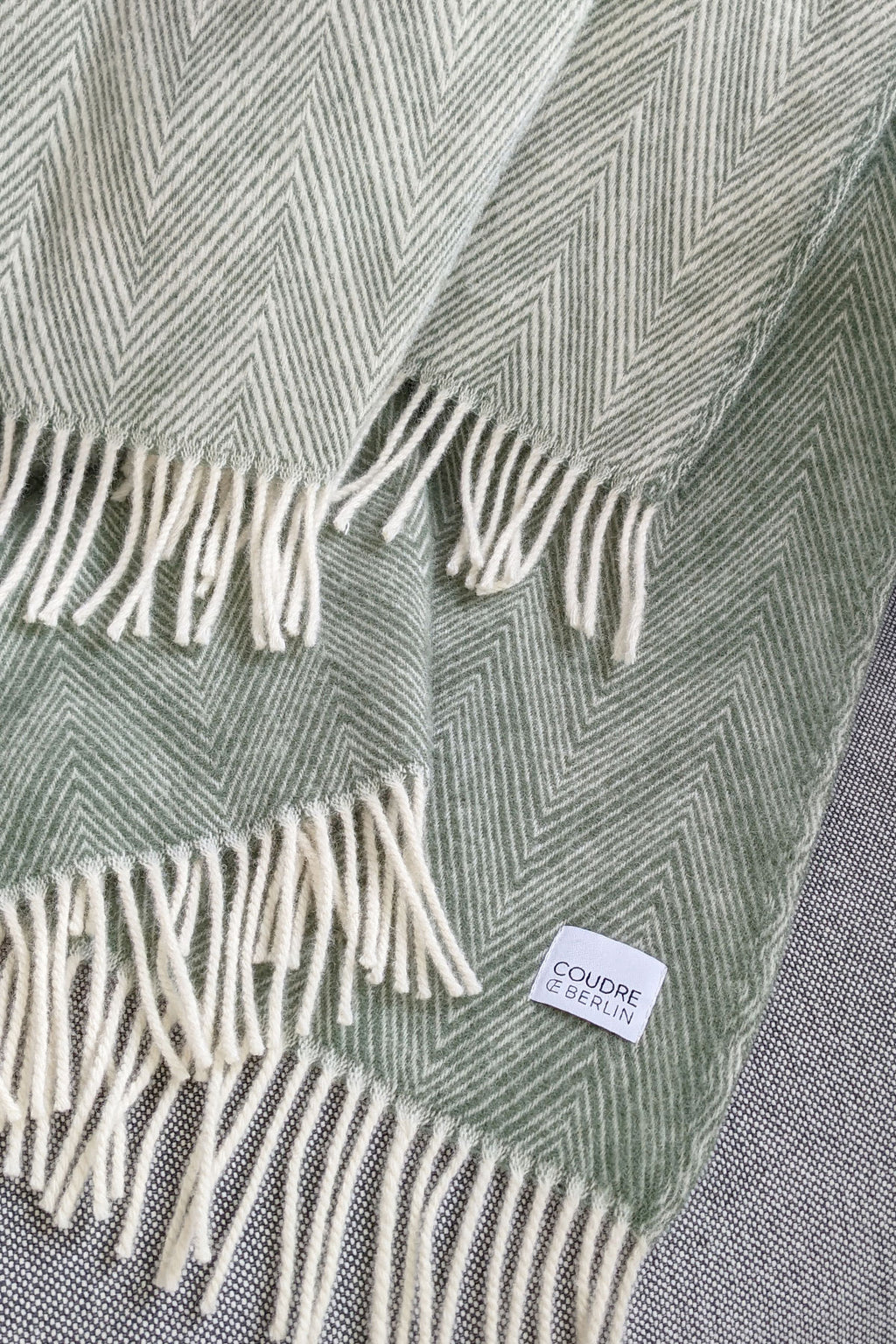 Wolldecke / Kuscheldecke fine herringbone aloe - Coudre Berlin